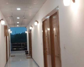 Ladlee Palace Guest House - Barsāna - Hallway