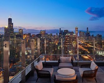 Ideal South Loop 1BR w/ Pool, Gym, Roof Deck, 1 block to L, by Blueground - Chicago - Balcó