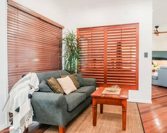 Cabbage Palm Lodge - air conditioned home in town area - Agnes Water - Wohnzimmer
