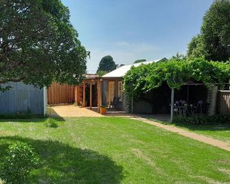 Private self contained stand-alone studio with full kitchen - Canowindra
