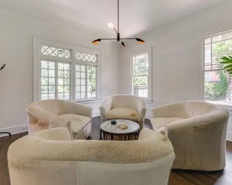 Updated Columbus Home 3 Mi to Downtown! - Columbus - Living room
