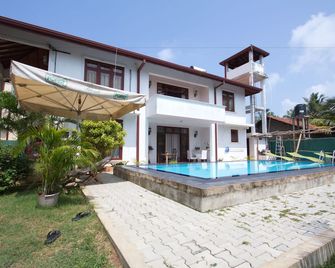 The Blue Beach Guesthouse - Negombo - Pool