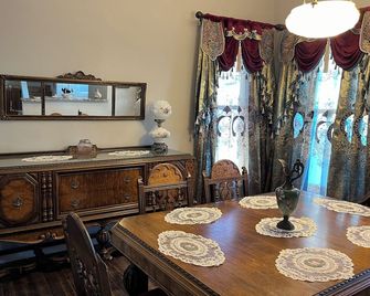 Come enjoy the Victorian charm of this beautiful home. - La Junta - Eetruimte