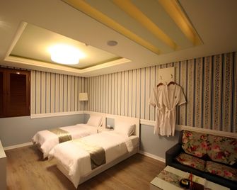 World Tourist Hotel - Hwaseong - Habitación