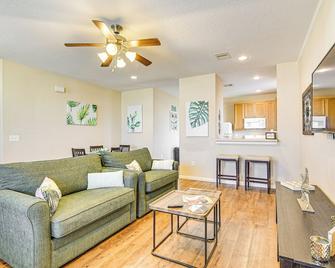 Half-Mi to Galveston Strand: Charming Home w/ Yard - Galveston - Sala de estar