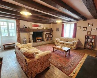 Spacious Thomas house, ideal for 9 people. - Bouresse - Sala de estar