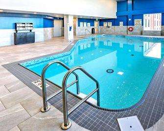 Hampton Inn by Hilton Ottawa - Ottawa - Piscina