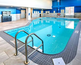 Hampton Inn by Hilton Ottawa - אוטאווה - בריכה