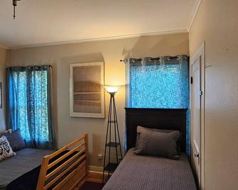 South Highland's Modern Old School 98 year old home updated with all charm left! - Shreveport - Sypialnia