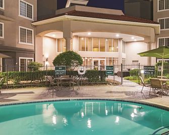 La Quinta Inn & Suites by Wyndham Fort Worth North - פורט וורת' - בריכה