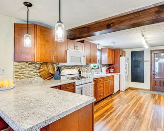 1 Mi to IU: Hoosier Home w/ Fire Pit & Fenced Yard - Bloomington - Kitchen