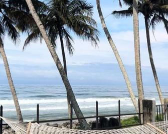 Cliff beach chalet with private beach access near Varkala. - Kollam - Beach