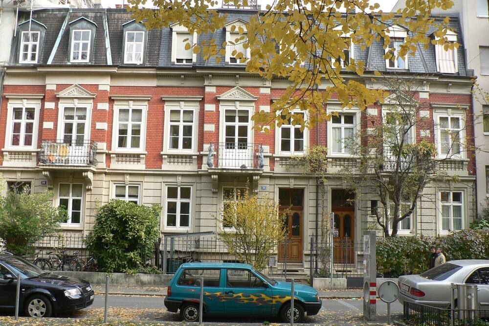 Charming duplex in a beautiful old building 5 minutes walk from Messeplatz - بازل - مبنى