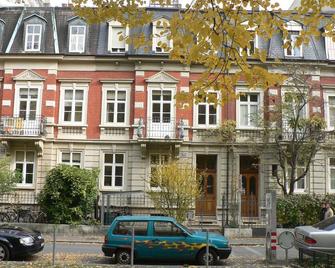 Charming duplex in a beautiful old building 5 minutes walk from Messeplatz - באזל - בניין
