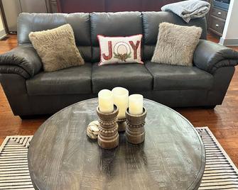 The Retreat at Eagles Landing. Cozy cabin in a beautiful and gated neighborhood, - Glasgow