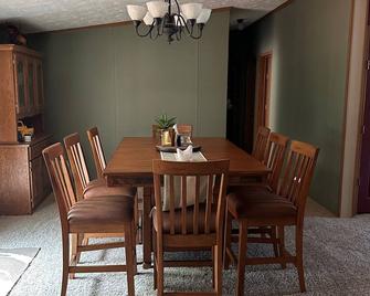 Quiet Getaway 5 minutes from Galesburg with pool and hot tub - Galesburg - Essbereich