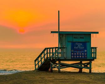 Modern Manhattan Beach House - Steps to the Beach and world class surfing! - Manhattan Beach