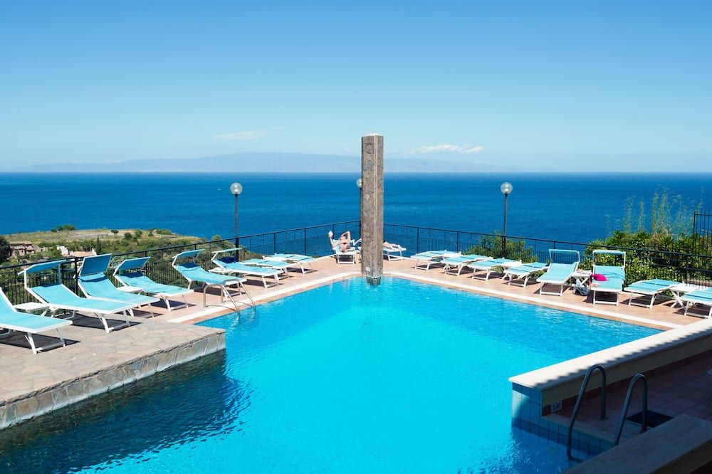 هوتل سيريوس - تاورمينا - حوض السباحة