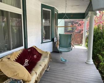 Remodeled one bedroom apt. #2 in the Uptown area - Mineápolis - Patio