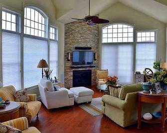 BEACH BLOCK home with heated pool. Built in Hot tub and Beautiful Ocean views!! - Avalon - Pokój dzienny