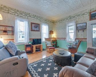 Historic Houghton Lake Getaway Near Shoreline - Houghton Lake - Living room
