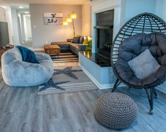 Beachfront Getaway, Mermaid Suite, - Norfolk - Living room