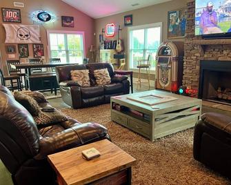 Golf Destination w/ Private Driving Range w/ Lights, and Bar. - Sanford - Sala de estar