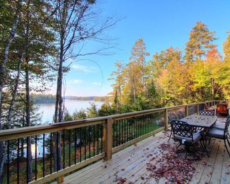 New Lakefront Upper Saranac Lake Home, Winter or Summer, Sleeps Up To 20! - Tupper Lake - Balcón