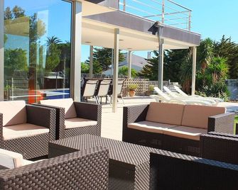 Isabella spacious modern villa with sea views - Calafat - Patio