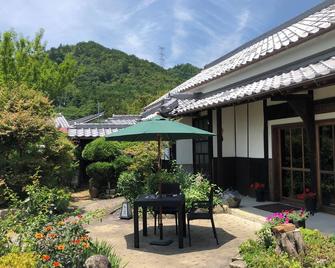 Tetsu-juro former Ogunis residence , Himeji Castles back parlor-like'400-year-old inn' - Himeji - Patio