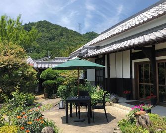 Tetsu-juro former Ogunis residence , Himeji Castles back parlor-like'400-year-old inn' - هيميجي - شرفة مرصوفة