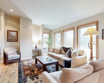 Nature's Nest - Kalispell - Living room