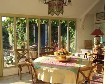 Les Glycines - Ury - Eetruimte