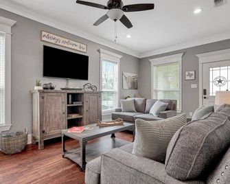 Charming home centrally located minutes from SFA and Downtown Brick Streets! - Nacogdoches - Living room