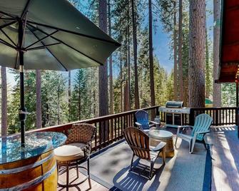 Hot Tub Hideaway - Dorrington - Balcón