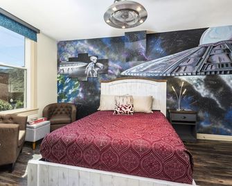 Area 51 Suite at The Ore House Inn - New Castle - Bedroom