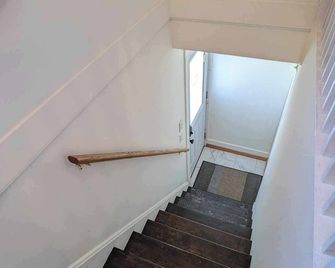 Gladstone Loft: Bright & Cozy 1-Bedroom Stay - Sault Ste Marie - Stairs