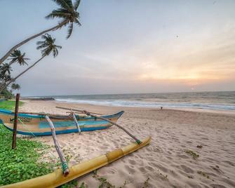 Red Parrot Beach Villa Right On The White Sand Beach - Ambalangoda - Beach