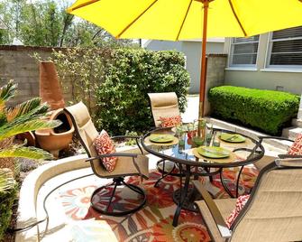 Travel Writer's Pad - La Mesa - Patio