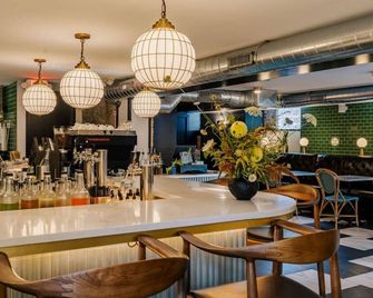 Charming Getaway Apartment in Midtown - דטרויט - בר