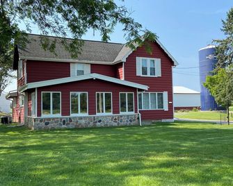 Pet-friendly, Kid-friendly Farmhouse near Holy Hill, Ice Age Trail, State Forest - Hubertus - Gebouw
