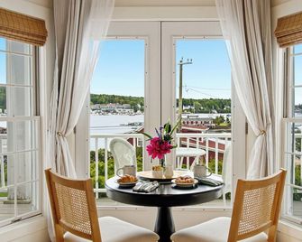 Boothbay Harbor King Suite - Room 13 at AQ Inn - Fireplace, Patio, Harbor View! - 布斯貝港 - 陽台