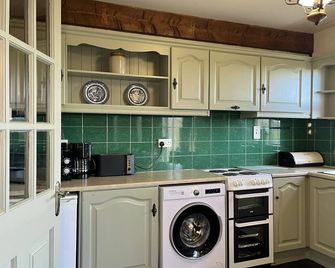 An atlantic view cottages that sleeps 6 guests in 3 bedrooms - Doolin - Kitchen