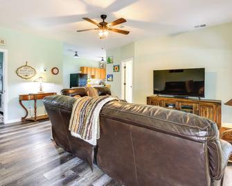 Pet-Friendly Cabin on 50 Acres in Palm City! - Palm City - Sala de estar