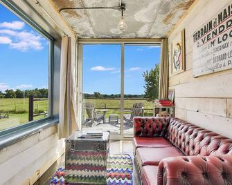 Flophouze Shipping Container Hotel - Houze 6 - Round Top - Living room