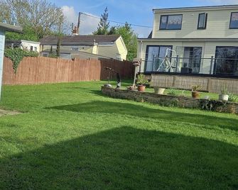 Bali Hi Cliff Cottage-Sleeps 2-Hot Tub-5minbeach - Sheerness - Outdoor view