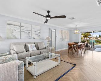 Pelican Bay Villa 2 Bed 2 Bath Private pool, Right on the Water - Belleair Bluffs - Sala de estar