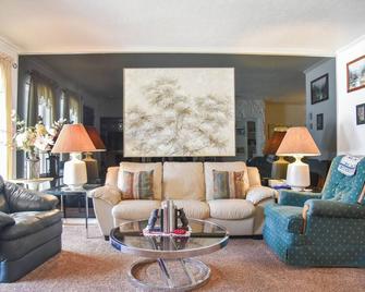 Claim Jumper 11 Townhouse - Red River - Living room