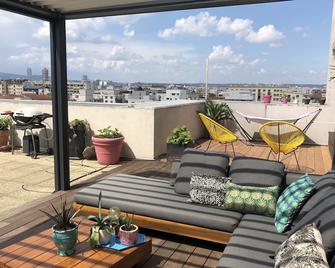 Terrace apartment overlooking Lyon, with excellent transport links - Lyon - Balcony