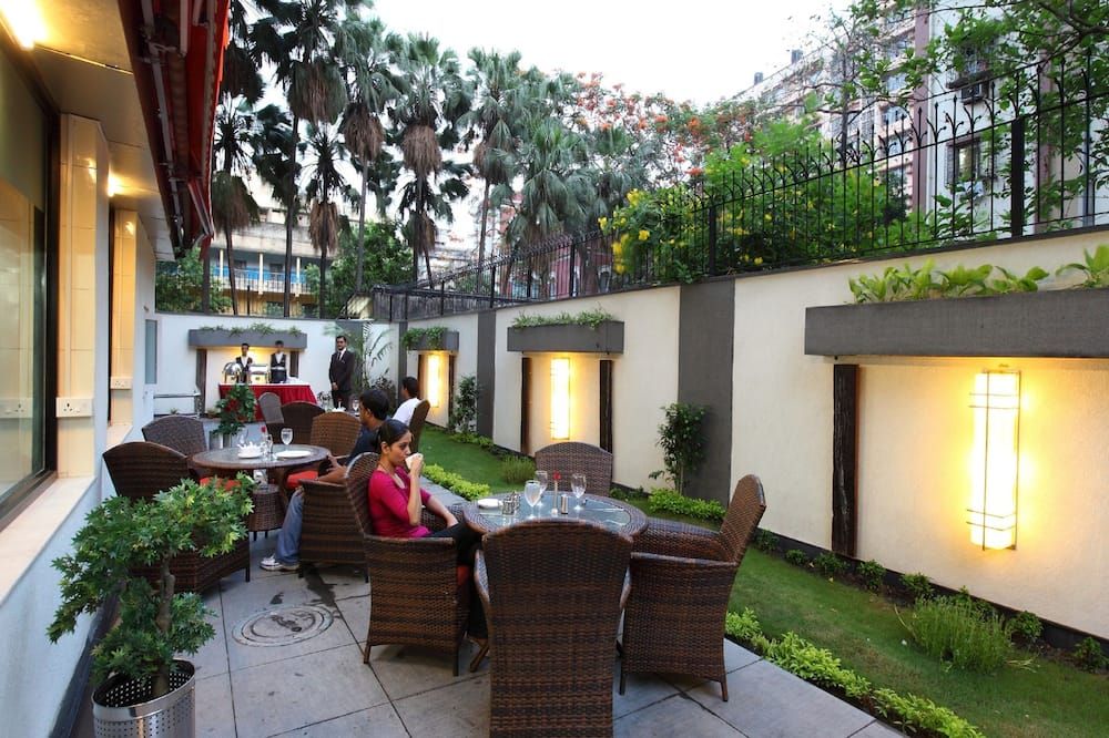 The Corporate - כלכולתה - פטיו